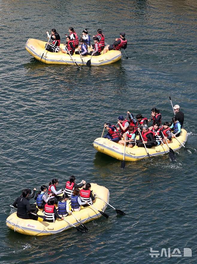 [부산=뉴시스] 하경민 기자 = '2025년 초등학생 바다생존수영 교육과정'이 열린 26일 부산 영도구 한국해양대학교 해상교육장에서 초등학생들이 고무보트를 체험하고 있다.  한국해양대는 오는 7월18일까지 영도구 내 초등학교 26곳의 6학년 학생 1520명을 대상으로 이 교육과정을 운영한다. 2025.06.26. yulnetphoto@newsis.com