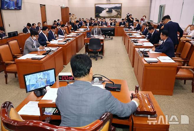 [서울=뉴시스] 김명년 기자 = 6일 오후 서울 여의도 국회에서 열린 농림축산식품해양수산위원회 전체회의에서 어기구 위원장이 의사봉을 두드리고 있다. 2025.06.26. kmn@newsis.com