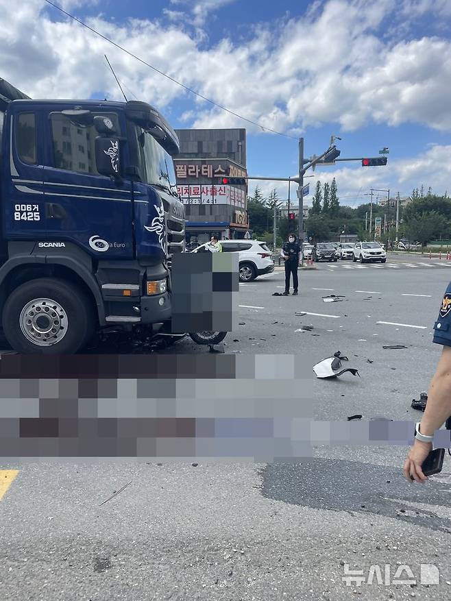 [포항=뉴시스] 안병철 기자 = 26일 오후 2시40분께 경북 포항시 남구 대잠동 효자사거리에서 25t 덤프트럭이 신호 대기 중이던 오토바이와 1t 트럭을 들이받았다. 2025.06.26. abc1571@newsis.com