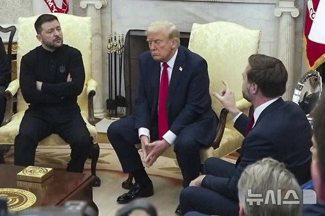[워싱턴=AP/뉴시스] 도널드 트럼프(가운데) 미국 대통령과 볼로디미르 젤렌스키 우크라이나 대통령이 지난달 28일(현지 시간) 백악관 집무실에서 회담 하며 J.D. 밴스 부통령의 얘기를 듣고 있다. 이날 정상회담은 설전 끝에 파행으로 조기 종료됐다. 2025.03.01.