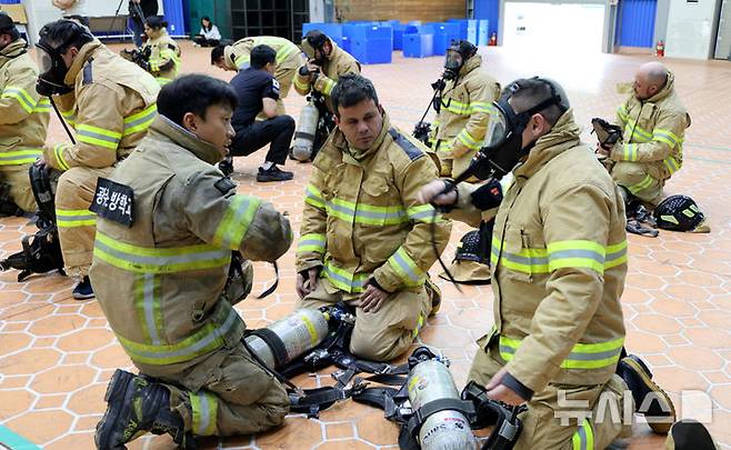 [광주=뉴시스] 광주시소방안전본부, 파라과이 자위소방대원 대상 재난대응·응급의료서비스 교육. (사진=광주시소방안전본부 제공).  photo@newsis.com *재판매 및 DB 금지