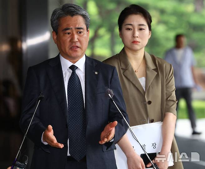 [서울=뉴시스] 박주성 기자 = 윤석열 전 대통령 법률대리인단인 송진호(왼쪽), 김계리 변호사가  26일 오후 서울 서초구 서울중앙지방검찰청 앞에서 윤석열 전 대통령 비화폰 통화기록 불법 발출-경찰 수사의 직권남용 혐의 관련 고발 및 증거보전신청에 관한 기자회견을 하고 있다. 2025.06.26. park7691@newsis.com