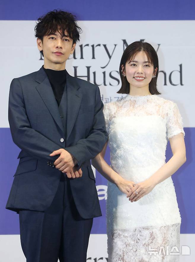 [서울=뉴시스] 김혜진 기자 = 일본 배우 사토 타케루(왼쪽), 코시바 후우카가 26일 오후 서울 구로구 라마다 신도림 호텔에서 열린 아마존 오리지널 일본 드라마 '내 남편과 결혼해줘' 일본판 제작발표회에서 포즈를 취하고 있다. 2025.06.26. jini@newsis.com