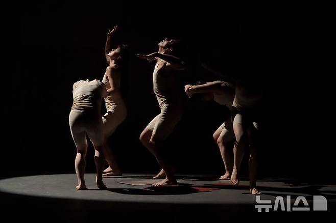 [서울=뉴시스]'아츠인탱크 무용축제' 공연 장면. (사진=ADFK 제공)
