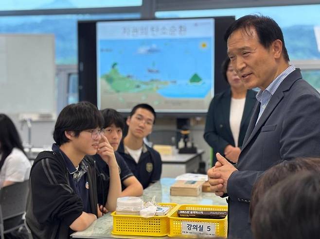 [과천=뉴시스] 임태희 경기도교육감이 26일 오후 국립과천과학관에서 열린 '융합과학 탐구' 공동교육과정 수업을 참관하며 학생들과 대화를 나누고 있다. 이날 수업에는 과천지역 4개 고등학교 2학년생들이 참여해 탄소순환 주제를 중심으로 실험과 탐구 활동을 진행했다. (사진=경기도교육청 제공) 2025.06.26. photo@newsis.com *재판매 및 DB 금지