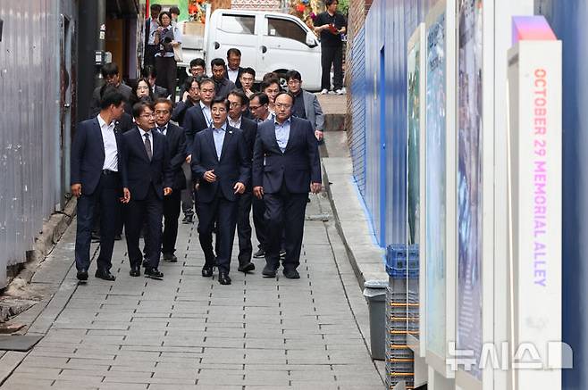 [서울=뉴시스] 황준선 기자 = 이해식(앞줄 왼쪽 세 번째) 국정기획위원회 정치행정분과위원장과 기획위원들이 26일 오후 서울 용산구 10.29 이태원참사 현장을 둘러보고 있다. 2025.06.26. hwang@newsis.com