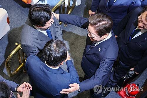 당대표 후보 격려하는 이재명 대통령ㄴ지다 (서울=연합뉴스) 이재명 대통령이 26일 서울 여의도 국회 본회의장에서 추가경정예산안 시정연설을 마친 뒤 당대표 출사표를 던진 정청래, 박찬대 의원을 격려하고 있다. [국회사진기자단] utzza@yna.co.kr