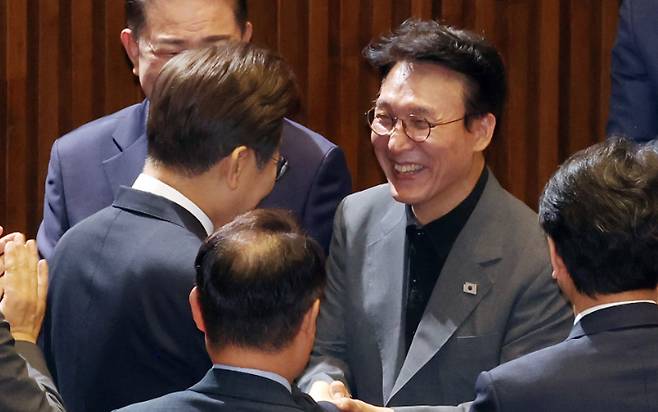 이재명 대통령이 26일 국회에서 추가경정예산 시정연설을 위해 본회의장에 입장하며 김민석 국무총리 후보자와 인사하고 있다. 연합뉴스