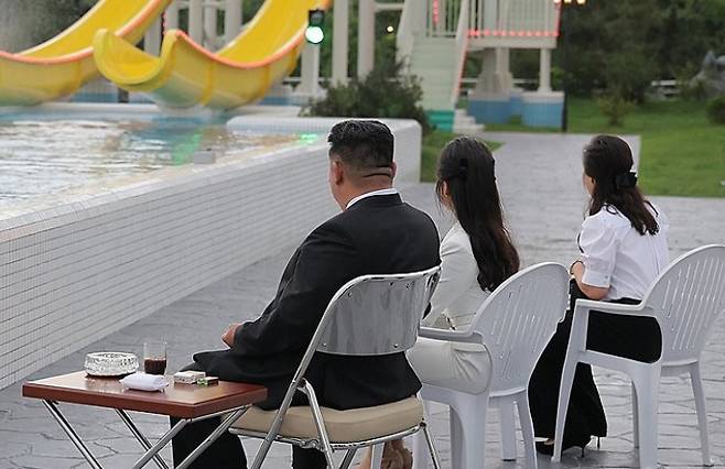 북한의 대형 해변 리조트 단지인 강원도 원산 갈마 해안관광지구가 준공됐다. 조선중앙통신은 26일 김정은 국무위원장이 참석한 가운데 "원산갈마해안관광지구 준공식이 24일에 성대히 진행됐다"고 보도했다. 연합뉴스