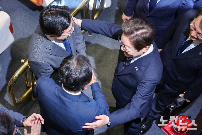 이재명 대통령이 26일 오전 서울 여의도 국회에서 열린 제426회국회(임시회) 제2차 본회의에서 2025년도 제2회 추가경정예산안에 대한 정부의 시정연설을 마친 뒤 당대표 출사표를 던진 정청래, 박찬대 의원을 격려하고 있다. 윤창원 기자