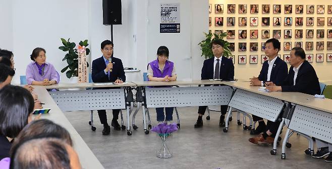 이해식 국정기획위원회 정치·행정분과장과 위원들이 26일 서울 종로구 사직동에 위치한 '10.29 이태원참사 기억소통공간 별들의 집'을 찾아 유가족 등과 간담회를 하고 있다. 연합뉴스