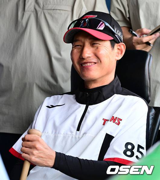 [OSEN=잠실, 지형준 기자] 11일 오후 서울 잠실구장에서 ‘2025 신한 SOL Bank KBO리그’ LG 트윈스와 SSG 랜더스의 경기가 열렸다.LG는 에르난데스, SSG는 화이트를 선발로 내세웠다LG 염경엽 감독이 취재진과 이야기를 나누며 미소짓고  있다. 2025.06.11 /jpnews@osen.co.kr