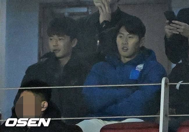 [OSEN=수원, 지형준 기자] 홍명보호가 이번에도 승리하지 못했다. 요르단과 아쉬운 무승부를 거두면서 3경기 연속 승점 1점을 추가하는 데&nbsp;만족해야 했다.홍명보 감독이&nbsp;이끄는 대한민국 축구대표팀은 25일 오후 8시 수원월드컵경기장에서 열린 2026 국제축구연맹(FIFA) 북중미 월드컵 아시아지역 3차 예선 B조 8차전에서 요르단과 1-1로 비겼다.이제 한국은 승점 16(4승 4무)으로 불안한 조 1위를 유지 중이다. 2위 요르단(승점 13), 한 경기 덜 치른 이라크(승점 12)와 격차가 크지 않다. 6월 A매치 결과에 따라 뒤집힐 가능성도 충분하다.후반 대한민국 이강인이 기성용과 경기를 지켜보고 있다. 2025.03.25 / jpnews@osen.co.kr
