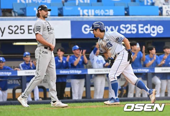 [OSEN=대구, 이석우 기자] 25일 대구삼성라이온즈파크에서 2025 신한 SOL 뱅크 KBO 리그 삼성 라이온즈와 한화 이글스의 경기가 열렸다. 홈팀 삼성은 후라도가, 방문팀 한화는 와이스가 선발 출전했다. 삼성 라이온즈 김지찬이 1회말 1사 1루 구자욱의 중견수 오른쪽 안타와 중견수 실책으로 홈 쇄도, 세이프되고 있다. 2025.06.25 / foto0307@osen.co.kr