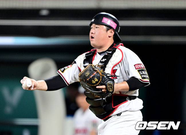 [OSEN=수원, 최규한 기자] 24일 오후 경기도 수원 KT위즈파크에서 ‘2023 신한은행 SOL KBO리그’ KT 위즈와 KIA 타이거즈의 경기가 열렸다.5회초 무사 1루 상황 KIA 김태군 타석 때 KT 선발 고영표의 폭루 1루 주자의 2루 진루를 허용한 포수 김준태가 아쉬워하고 있다. 2023.08.24 / dreamer@osen.co.kr