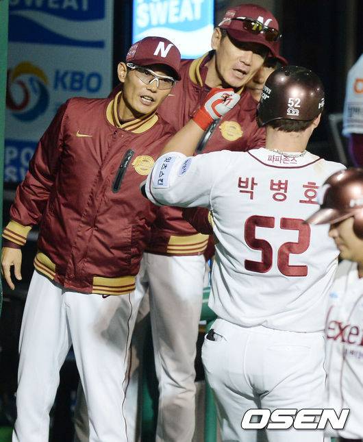 [OSEN=목동, 민경훈 기자] 14일 오후 서울 목동구장에서 열린 '2015 타이어뱅크 KBO 리그' 포스트시즌 넥센 히어로즈와 두산 베어스 준플레이오프 4차전, 5회말 넥센 선두타자 박병호가 중월 솔로홈런을 날린 후 덕아웃에서 염경엽 감독과 하이파이브를 하고 있다.넥센 두산은 각각 양훈과 이현호를 선발로 내세웠다.넥센 양훈은 지난 10일 잠실구장에서 있었던 1차전에 선발로 나서 5⅓이닝 5피안타 2탈삼진 2볼넷 1실점 호투했다. 팀이 역전패해 승리투수가 되지는 못했지만 기대에 부응한 피칭이었다. 하지만 3일 휴식 후 등판은 부담스러울 수 있다.양훈에 맞서는 두산 선발은 이현호다. 두산은 당초 선발인 앤서니 스와잭을 계속 불펜에 두기로 했다. 올해 선발로 나선 경기에서 평균자책점 2.14였던 이현호는 이기면 3위, 지면 4위가 되는 정규시즌 최종전(4일 잠실 KIA전)에서 5⅔이닝 4피안타 5탈삼진 무실점으로 승리투수가 되며 팀의 3위 등극에 결정적인 수훈을 세웠다.불펜싸움에서는 두산이 다소 유리하다. 3차전 막판 두산은 추격전에 나서며 조상우를 끌어냈다. 1, 2차전 연투한 손승락은 쉬었지만 조상우는 23구를 던졌다. 반면 두산은 함덕주와 이현승이 다 쉬었다. 넥센은 3차전에 살아난 타선의 힘을 믿는 동시에 양훈이 투혼을 발휘해주기를 바라고 있다. / rumi@osen.co.kr