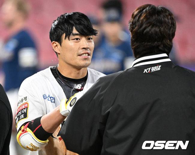 [OSEN=수원, 이대선 기자] 8일 오후 수원 KT위즈파크에서 ‘2024 신한 SOL Bank KBO리그’ KT 위즈와 NC 다이노스의 경기가 열렸다.경기 종료 후 끝내기 안타를 친 KT 천성호가 동료들과 기쁨을 나누고 있다. 2024.05.08 /sunday@osen.co.kr