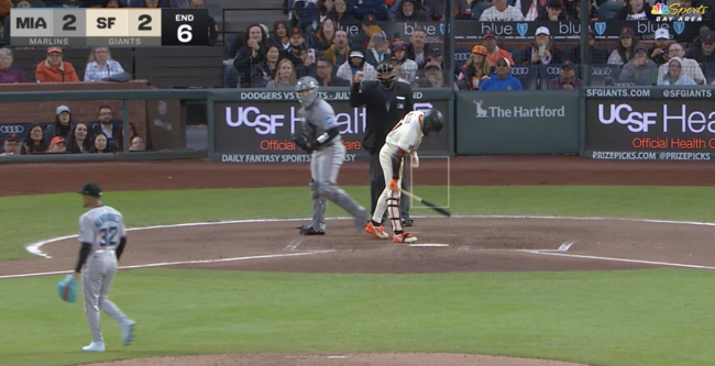 샌프란시스코 이정후가 6회 2사 2,3루 찬스에서 삼진을 당한 뒤 배트를 내리치며 아쉬워하고 있다. /MLBTV 중계화면 캡처