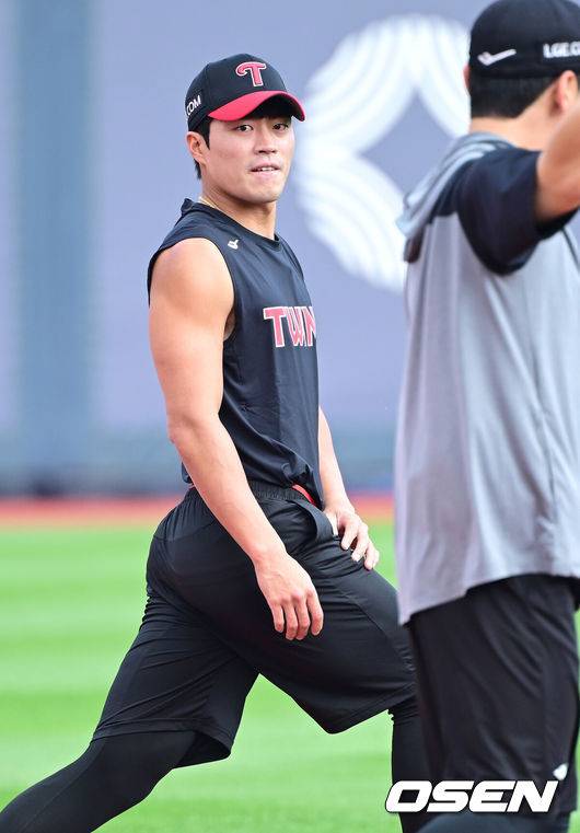 [OSEN=수원, 최규한 기자] 26일 수원 KT위즈파크에서 ‘2025 신한 SOL Bank KBO리그’ KT 위즈와 LG 트윈스의 경기가 열린다.홈팀 KT는 소형준, 방문팀 LG는 임찬규를 선발로 내세운다.트레이드로 LG 유니폼을 입은 천성호가 훈련을 준비하고 있다. 2025.06.26 / dreamer@osen.co.kr