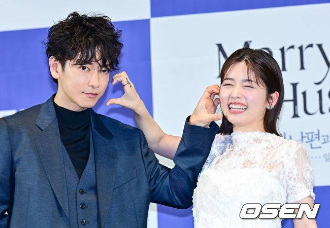 [OSEN=지형준 기자] 26일 오후 서울 신도림 라마다 호텔에서 CJ ENM X 스튜디오드래곤 기획 ‘내 남편과 결혼해줘’ 일본판 제작발표회가 열렸다.'내 남편과 결혼해줘'는 주인공 강지원이 자신의 친구와 바람난 남편에게 배신당하고 죽음을 맞은 뒤 과거로 회귀해 복수하고 새로운 삶을 살아가는 내용으로, 동명의 웹소설을 원작 삼아 만들어진 드라마다. 앞서 지난해 1월부터 2월까지 국내에서 tvN 드라마로 방송돼 극성 강한 전개로 뜨거운 사랑을 받았다. 일본에서 드라마화되는 작품은 한국 드라마의 일본판 리메이크 버전이다. 이를 위해 드라마 '비밀의 숲', '알함브라 궁전의 추억'을 비롯해 넷플릭스 오리지널 시리즈 '더 글로리'로 호평받은 안길호 감독이 메가폰을 잡았다. 또한 한국에서 배우 박민영이 활약한 여자 주인공 역에 드라마 '오오쿠', '대대손손 상인 금과 은' 시리즈, '페르마의 요리' 등에 출연한 코시바 후우카가 출연한다. 남자 주인공으로는 영화 '바람의 검심' 시리즈로 사랑받은 사토 타케루가 나서 기대를 모은다. 배우 사토 타케루, 코시바 후우카가 포토타임을 하고 있다. 2025.06.26 /jpnews@osen.co.kr