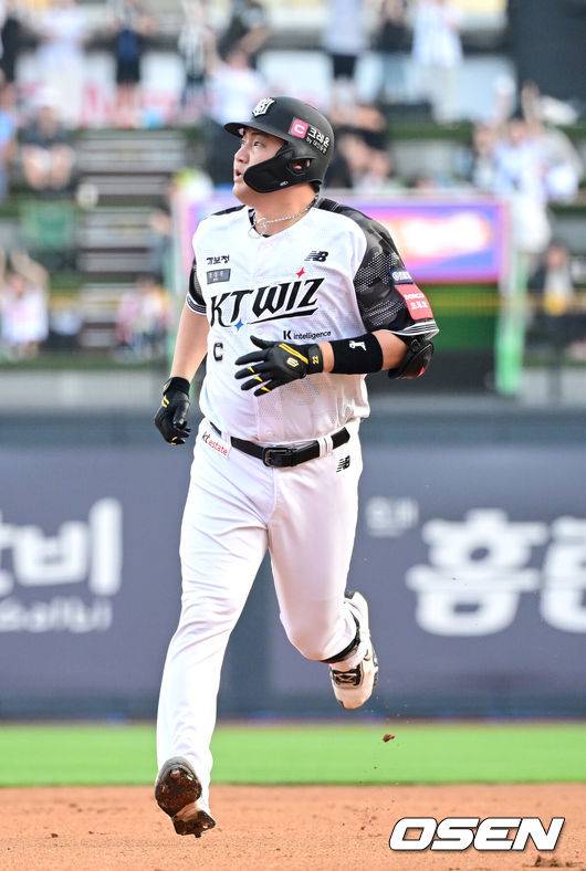 [OSEN=수원, 최규한 기자] 26일 수원 KT위즈파크에서 ‘2025 신한 SOL Bank KBO리그’ KT 위즈와 LG 트윈스의 경기가 열렸다.홈팀 KT는 소형준, 방문팀 LG는 임찬규를 선발로 내세운다.4회말 1사 1루 상황 KT 장성우가 선제 좌월 투런포를 날리고 그라운드를 돌고 있다. 2025.06.26 / dreamer@osen.co.kr