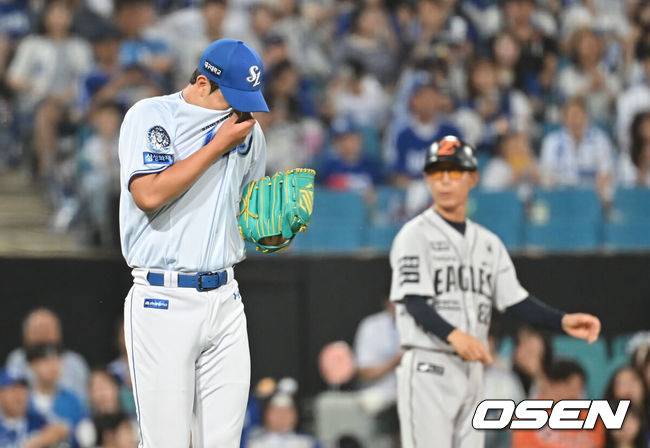 [OSEN=대구, 이석우 기자] 26일 대구삼성라이온즈파크에서 2025 신한 SOL 뱅크 KBO 리그 삼성 라이온즈와 한화 이글스의 경기가 열렸다. 홈팀 삼성은 가라비토가, 방문팀 한화는 문동주가 선발 출전했다. 삼성 라이온즈 황동재가 8회초 1사 1루 한화 이글스 이도윤 타석때 1루 견제구를 던졌으나 실책으로 빠지며 진루를 허용하고 아쉬워하고 있다. 2025.06.26 / foto0307@osen.co.kr