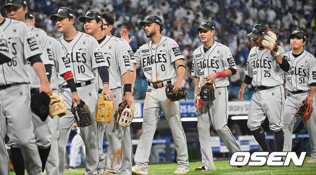 [OSEN=대구, 이석우 기자] 26일 대구삼성라이온즈파크에서 2025 신한 SOL 뱅크 KBO 리그 삼성 라이온즈와 한화 이글스의 경기가 열렸다. 홈팀 삼성은 가라비토가, 방문팀 한화는 문동주가 선발 출전했다. 한화 이글스 선수들이 삼성 라이온즈에 3-1 역전승하고 기쁨을 나누고 있다. 2025.06.26 / foto0307@osen.co.kr