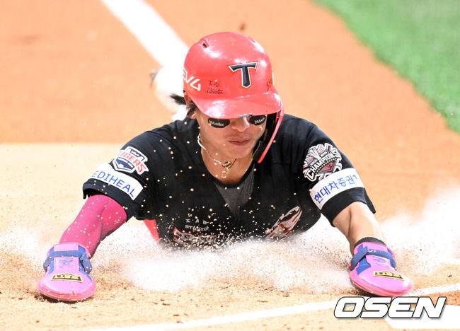 [OSEN=고척, 이대선 기자] 26일 오후 서울 고척스카이돔에서 2025 신한 SOL Bank KBO리그 키움 히어로즈와 KIA 타이거즈의 경기가 열렸다.키움은 하영민, KIA는 김건국을 선발 투수로 내세웠다.1회초 2사 3루에서 KIA 3루주자 박찬호가 키움 하영민의 폭투를 틈타 득점에 성공하고 있다. 2025.06.26 /sunday@osen.co.kr