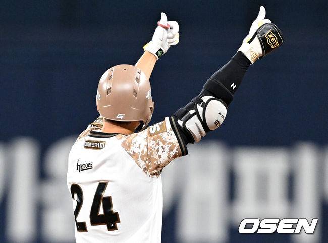 [OSEN=고척, 이대선 기자] 26일 오후 서울 고척스카이돔에서 2025 신한 SOL Bank KBO리그 키움 히어로즈와 KIA 타이거즈의 경기가 열렸다.키움은 하영민, KIA는 김건국을 선발 투수로 내세웠다.5회말 1사 1,2루에서 키움 송성문이 우월 적시 2루타를 치고 환호하고 있다. 2025.06.26 /sunday@osen.co.kr