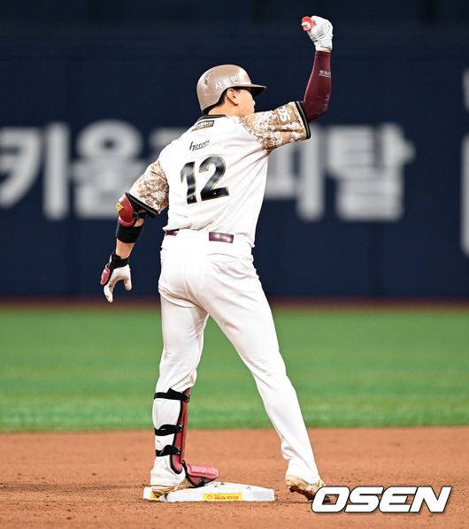 [OSEN=고척, 이대선 기자] 26일 오후 서울 고척스카이돔에서 2025 신한 SOL Bank KBO리그 키움 히어로즈와 KIA 타이거즈의 경기가 열렸다.키움은 하영민, KIA는 김건국을 선발 투수로 내세웠다.9회말 무사에서 키움 김건희가 우전 2루타를 치고 환호하고 있다. 2025.06.26 /sunday@osen.co.kr