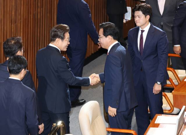 ▲이재명 대통령이 26일 추가경정예산 시정연설을 마친 뒤 국회 본회의장에서 국민의힘 송언석 원내대표, 김용태 비상대책위원장과 인사하고 있다. ⓒ연합뉴스