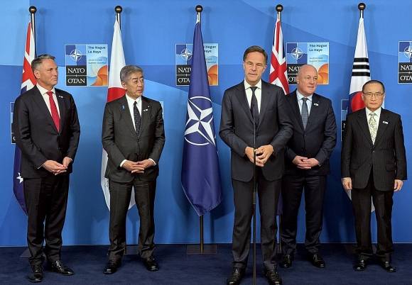 위성락 국가안보실장, 나토-인태 파트너국 특별 행사 참석 - 위성락 대통령실 국가안보실장(오른쪽)이 25일(현지시간) 네덜란드 헤이그 세계 포럼 컨벤션센터에서 나토(북대서양조약기구)와 한국·일본·호주·뉴질랜드 등 인도·태평양 4개 파트너국(IP4) 특별 행사에 참석해 마르크 뤼터 나토 사무총장의 발언을 듣고 있다. 왼쪽부터 리차드 말스 호주 부총리 겸 국방장관, 이와야 다케시 일본 외무상, 뤼터 사무총장, 크리스토퍼 럭슨 뉴질랜드 총리, 위 안보실장. 2025.6.26 대통령실 제공