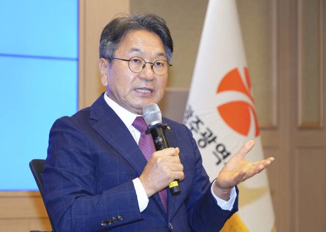 강기정 광주광역시장이 26일 광쥬시청 비즈니스룸에서 열린 민선 8기 3주년 기자간담회에 참석해 3년간 소회와 시정성과를 말하고 있다. 사진 제공=광주광역시