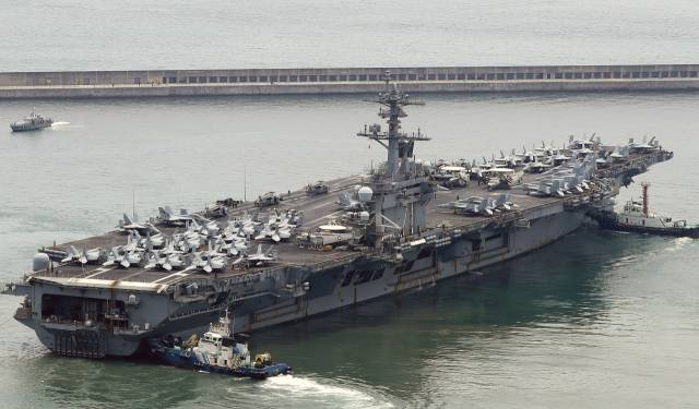 지난해 6월 미국 핵추진항공모함 ‘시어도어루스벨트’함이 한국·미국·일본 3국의 최초 다영역 군사훈련인 ‘프리덤 에지’에 참가하기 위해 부산 남구 해군작전사령부 부산작전기지에서 출항하고 있다. 뉴스1