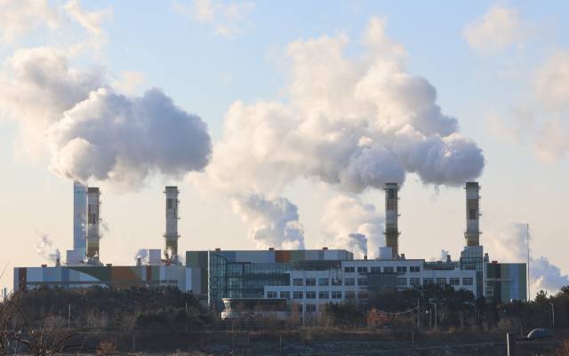 인천 서구 서인천복합화력발전소 굴뚝에서 수증기가 뿜어져 나오고 있다. 연합뉴스
