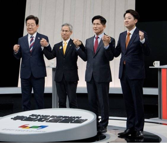 5월 27일 서울 상암동 MBC스튜디오에서 대선 3차 TV토론이 열렸다. 왼쪽부터 당시 이재명 더불어민주당 후보, 권영국 민주노동당 후보, 김문수 국민의힘 후보, 이준석 개혁신당 후보. 뉴시스/국회사진기자단