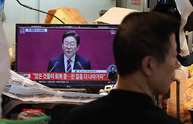 6월26일 서대문구 인왕시장에서 한 상인이 이재명 대통령의 2025년도 제2회 추가경정예산안 시정연설 뉴스를 보고 있다. ⓒ연합뉴스