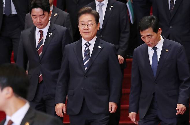 이재명 대통령이 26일 국회 본회의장에서 추가경정예산 시정연설을 마친 뒤 본회의장에서 나와 이동하고 있다. ⓒ국회사진기자단