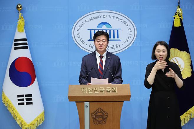 박상혁 더불어민주당 수석대변인이 26일 서울 여의도 국회 소통관에서 '정치검찰 조작 기소 진상규명을 위한 TF' 발족 관련 브리핑을 하고 있다. ⓒ연합뉴스