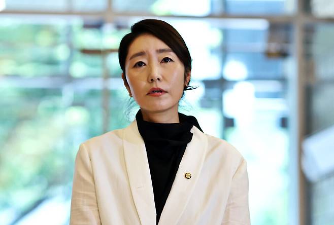 강선우&nbsp;여성가족부 장관 후보자가 26일 인사청문회 준비 사무실이 마련된 서울 이마빌딩으로 들어서며 소감을 밝히고 있다. ⓒ연합뉴스