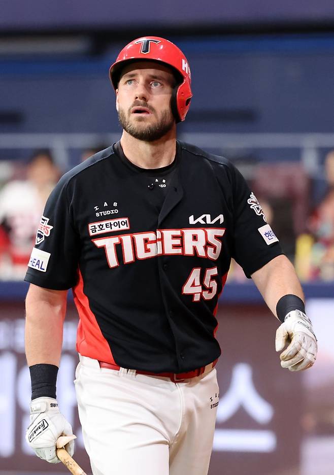 KIA 위즈덤은 올해 25일까지 고척돔에서 치른 5경기에서 타율 0.091로 부진하다. 돔 경기장에서 뛴 경험이 적어 투구 궤적을 따라가는 데 어려움을 겪고 있다.|뉴시스