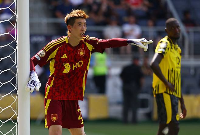 울산 HD 조현우가 26일 클럽월드컵 도르트문트전에서 수비수에게 지시를 하고 있다. 로이터연합뉴스