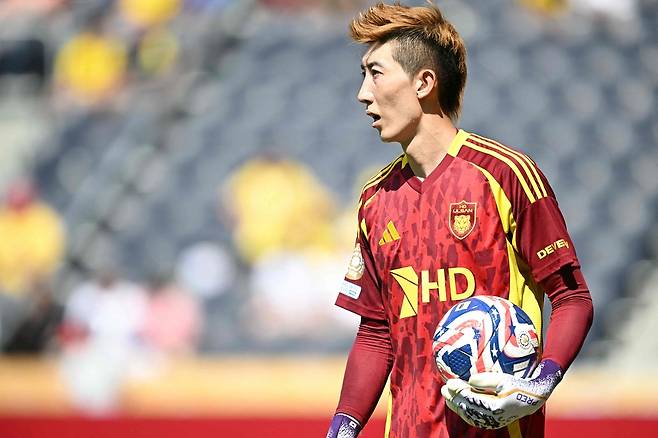 울산 조현우가 26일 도르트문트전에서 볼을 잡고 내줄 곳을 찾고 있다. AFP연합뉴스