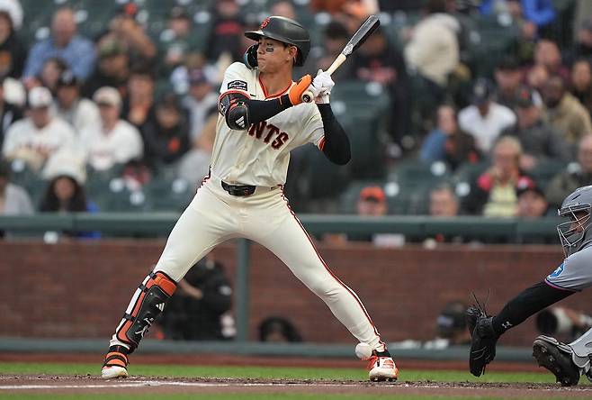 이정후가 26일 마이애미전 2회말에 투구에 발등을 맞고 있다. AFP연합뉴스