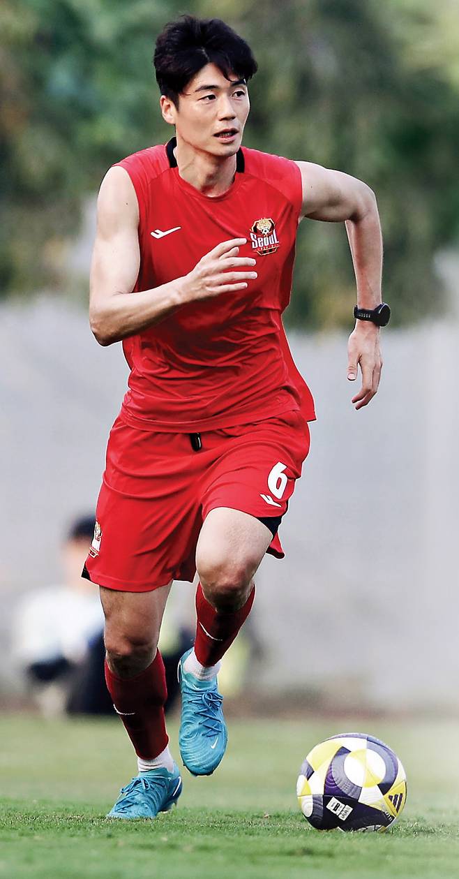 FC 서울의 오랜 프랜차이즈스타 기성용이 포항으로 이적하지만 아직 입단 발표는 하지 못한 채 29일 서울-포항전이 열려 관심을 끈다. 기성용이 이번 시즌 전 동계 전지훈련에서 서울 훈련복을 입고 볼을 차고 있다. 프로축구연맹 제공