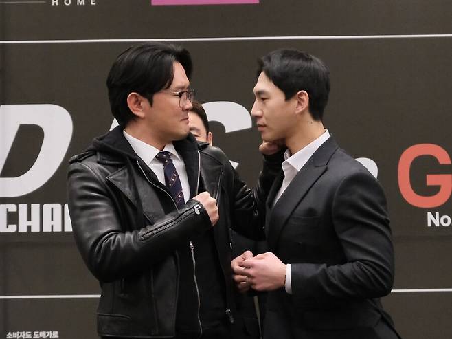 ▲ 페이스오프하는 윤형빈과 정만수(활동명 밴쯔) ⓒ로드FC