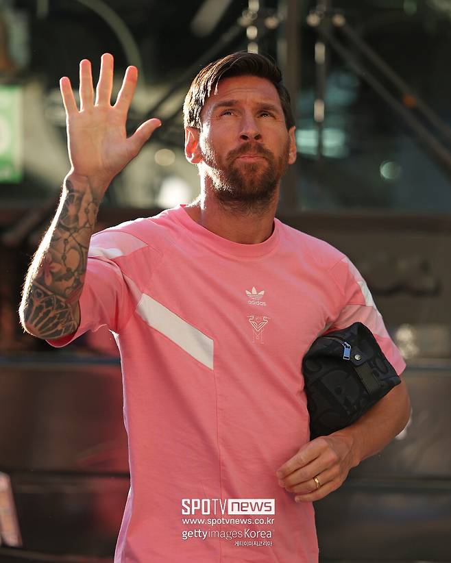 ▲ 메시는 국제축구연맹(FIFA) 올해의 선수상 8회, 발롱도르 8회, 스페인 프리메라리가 MVP 7회, 유럽축구연맹(UEFA) 올해의 선수, UEFA 챔피언스리그(UCL) 올해의 선수 등을 수상했다. 2022 카타르 월드컵 우승을 이끌며 골든볼도 품에 안았다. 메이저 대회가 아닌 2008 베이징 올림픽에서도 금메달을 이끄는 등 할 수 있는 모든 것은 다 해냈다.