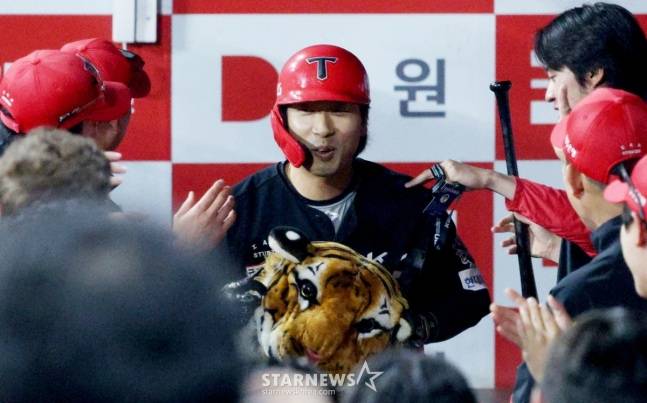 고종욱(가운데)이 7회초 대타 쐐기 홈런을 터뜨린 뒤 더그아웃에서 환영을 받고 있디. /사진=김진경 대기자