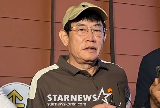 (서울=뉴스1) 김종훈 기자 = 코미디언 이경규가 24일 오후 11시 45분께 서울 강남경찰서에서 약물 운전 혐의와 관련한 조사를 마친 뒤 취재진의 질문에 답하고 있다. 2025.6.24/뉴스1  Copyright (C) 뉴스1. All rights reserved. 무단 전재 및 재배포,  AI학습 이용 금지. /사진=(서울=뉴스1) 김종훈 기자