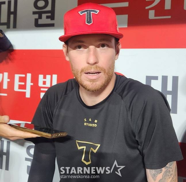 KIA 애덤 올러가 25일 키움전 승리 후 취재진과 인터뷰를 하고 있다. /사진=안호근 기자